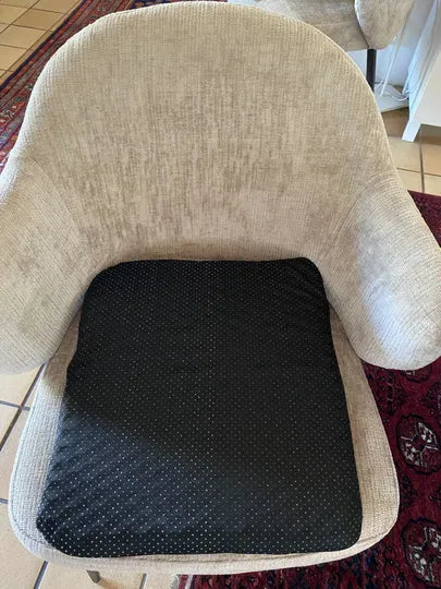 Svart ErgoGel Pro sittkudde i en beige fåtölj